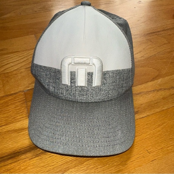 Travis Mathew Hat Yupoong Flex Fit Gray White Golf Cap Embroidered Logo L/XL - Picture 1 of 7